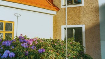 Rumah terbelah dua. Perbedaan warna langit dan bayangan membuat bangunan tampak seperti dua dunia yang berbeda. Foto: Boredpanda