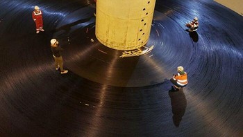 Piringan raksasa atau lantai biasa? Sudut pengambilan membuat permukaan tampak seperti vinil raksasa dengan manusia mini di atasnya. Foto: Boredpanda