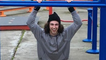 Tubuh hilang separuh. Posisi tubuh dan sudut kamera membuat orang ini terlihat seperti hanya bagian atas saja. Foto: Boredpanda