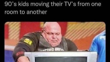 Perjuangan pinjam TV buat dibawa ke kamar. Foto: FracturedMoonlights via Bored Panda  