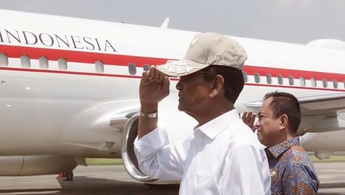 Gubernur Daerah Istimewa Yogyakarta (DIY), Sri Sultan Hamengku Buwono (HB) X saat mendapat topi RI 1 dari Presiden RI, Prabowo Subianto.