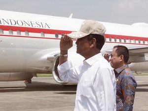 Momen Sultan HB X Diberi Topi oleh Prabowo Saat Bertemu di Bandara Jogja
