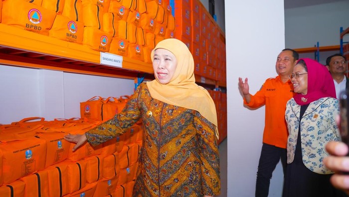 Gubernur Jatim Khofifah mengecek logistik bantuan menghadapi musim kemarau ekstrem