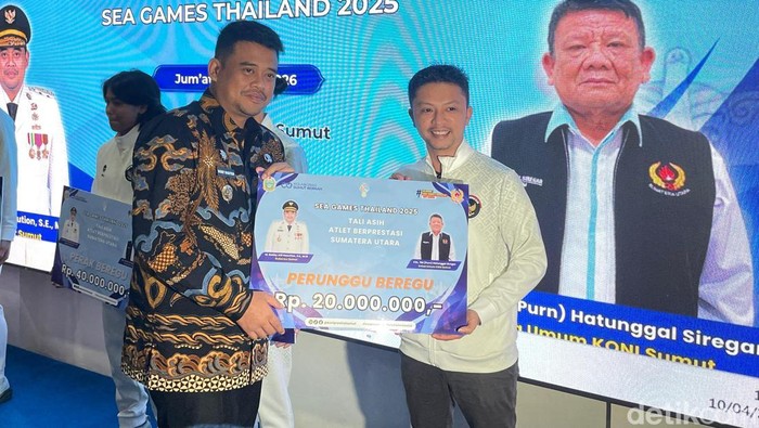 Gubsu memberikan tali asih untuk Atlet Sumut Berprestasi di SEA Games 2025. (Nanda Marbun/detikSumut)