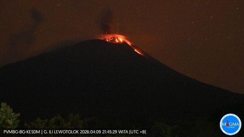 Gunung Ile Lewotolok di Kabupaten Lembata, Nusa Tenggara Timur (NTT), meletus Kamis malam (9/4/2026). (Foto: PVMBG)
