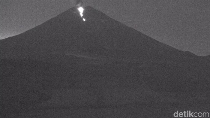 Gunung Semeru erupsi