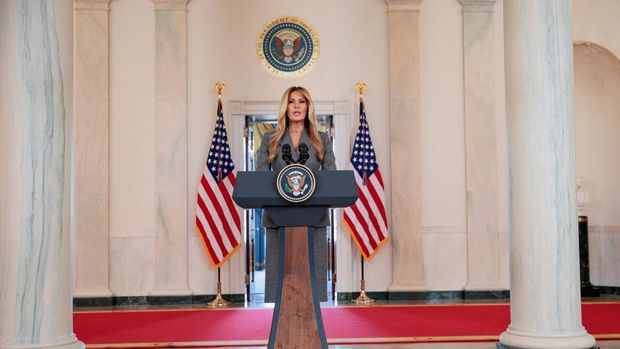 Ibu Negara AS Melania Trump menyampaikan pidato mengenai mendiang pengusaha dan terpidana pelaku kejahatan seksual Jeffrey Epstein dari Grand Foyer Gedung Putih di Washington, D.C., AS, 9 April 2026. (REUTERS/Evan Vucci)