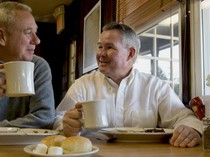 Sarapan Bareng Orang Asing, Berakhir Ditraktir dan Bikin Haru!