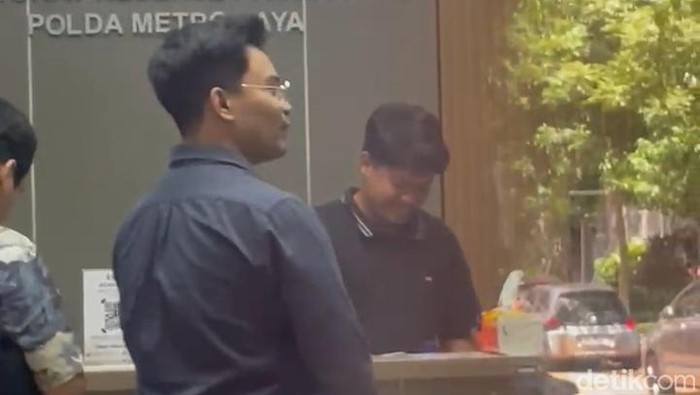 Insanul Fahmi menjalani pemeriksaan di Polda Metro Jaya terkait laporan Wardatina Mawa.