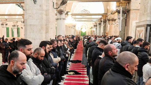 IRAN-CRISIS/JERUSALEM-ALAQSA-OPEN Muslim worshippers pray at Al-Aqsa compound, also known to Jews as the Temple Mount, amid a two-week ceasefire in the Iran war, in Jerusalem, April 9, 2026. REUTERS/Sinan Abu Mayzer REFILE - CLARIFYING CAPTION FROM