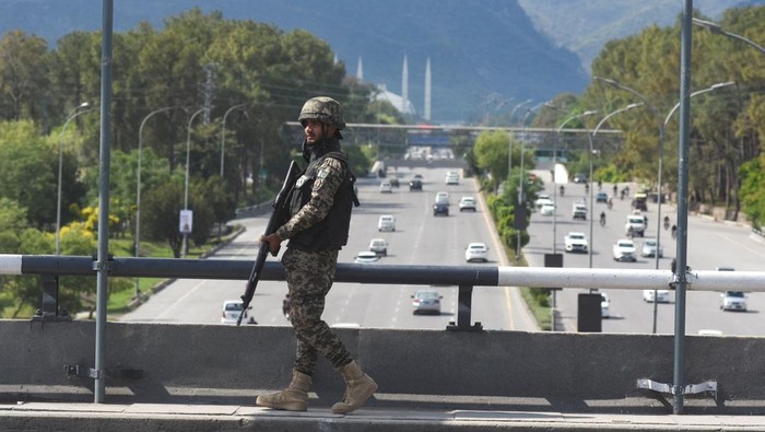 Police officers set up a roadblock for security measures near Serena Hotel, as Pakistan prepares to host the U.S. and Iran for peace talks, in Islamabad, Pakistan, April 10, 2026. REUTERS/Akhtar Soomro