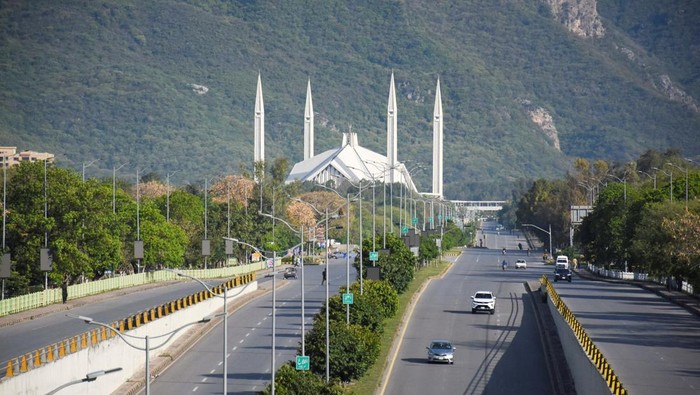 Police officers set up a roadblock for security measures near Serena Hotel, as Pakistan prepares to host the U.S. and Iran for peace talks, in Islamabad, Pakistan, April 10, 2026. REUTERS/Akhtar Soomro