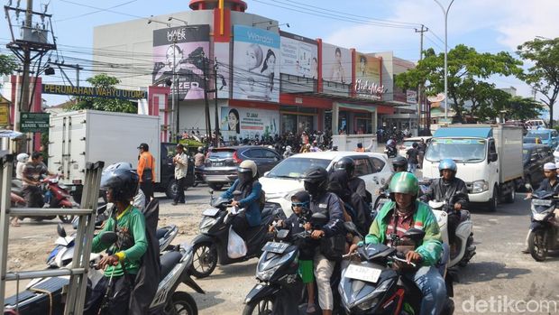 Lalu lintas berangsur normal usai truk kontainer yang melintang di jalan akibat kecelakaan di Jalan Prof. Dr. Hamka, Kecamatan Ngaliyan, Kota Semarang.