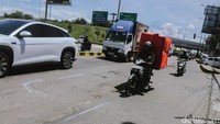 Jalan RE Martadinata diketahui kerap dilewati kendaraan bus dan truk yang membuat aspal rentan rusak.   