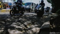 Titik kerusakan sudah diberi tanda dengan cat semprot.   