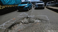 Berdasarkan pantauan, jalanan rusak dan berlubang di sejumlah titik, terutama dekat gerbang tol Pamulang.   