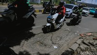 Kendaraan melintas di Jl RE Martadinata, Ciputat, Tangsel, Jumat (10/4/2026). Kondisi jalan yang rusak membuat lalin tersendat.   