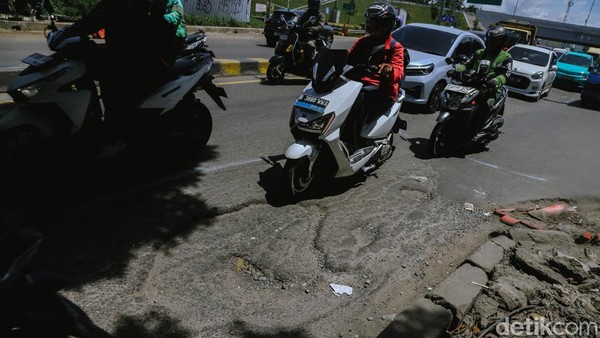 Jalan Rusak di Ciputat Bikin Lalin Tersendat