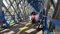 Di lorong jembatan kini terdapat marka jalan berupa garis warna kuning, sebagai pemisah jalur kiri dan kanan supaya pengendara sepeda motor mengetahui batas ketika melintas.