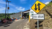 Pemprov Jabar melalui UPTD Bina Marga WIL III Jabar memasang rambu lalu lintas di depan lorong jembatan hingga melakukan pengecatan.