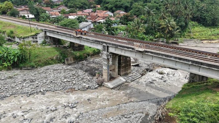 Jembatan kereta Prupuk Tegal-Linggapura Brebes rusak, Jumat (10/4/2026).