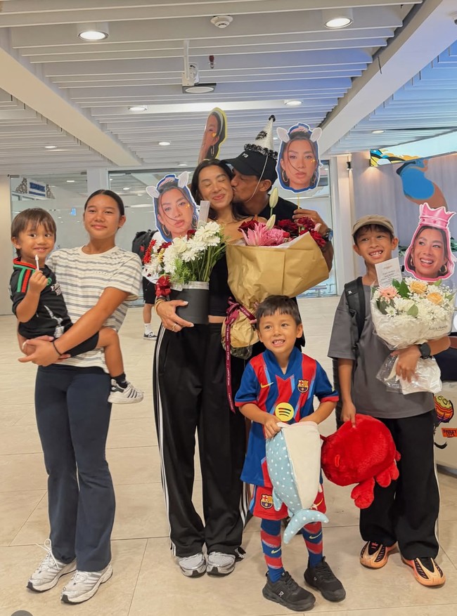 Jennifer Bachdim mendapat kejutan ulang tahun spesial dari suaminya, Irfan Bachdim, setibanya ia di Bali. Sebelumnya Jennifer bersama kedua anaknya diketahui pergi ke Amerika. Foto: Instagram/@jenniferbachdim