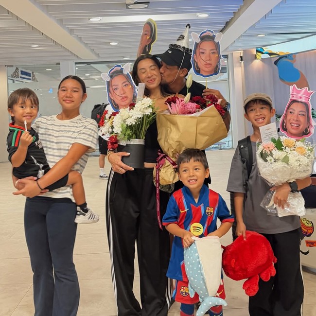 Potret Ultah ke-39 Jennifer Bachdim, Dapat Kejutan Spesial di Bandara Bali