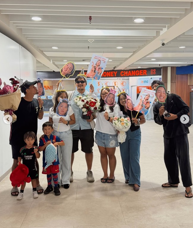 Jennifer disambut dengan anak, suami serta beberapa sahabatnya yang memegang kertas dengan foto-foto Jennifer. Foto: Instagram/@jenniferbachdim