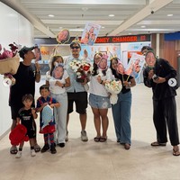 Jennifer disambut dengan anak, suami serta beberapa sahabatnya yang memegang kertas dengan foto-foto Jennifer. Foto: Instagram/@jenniferbachdim