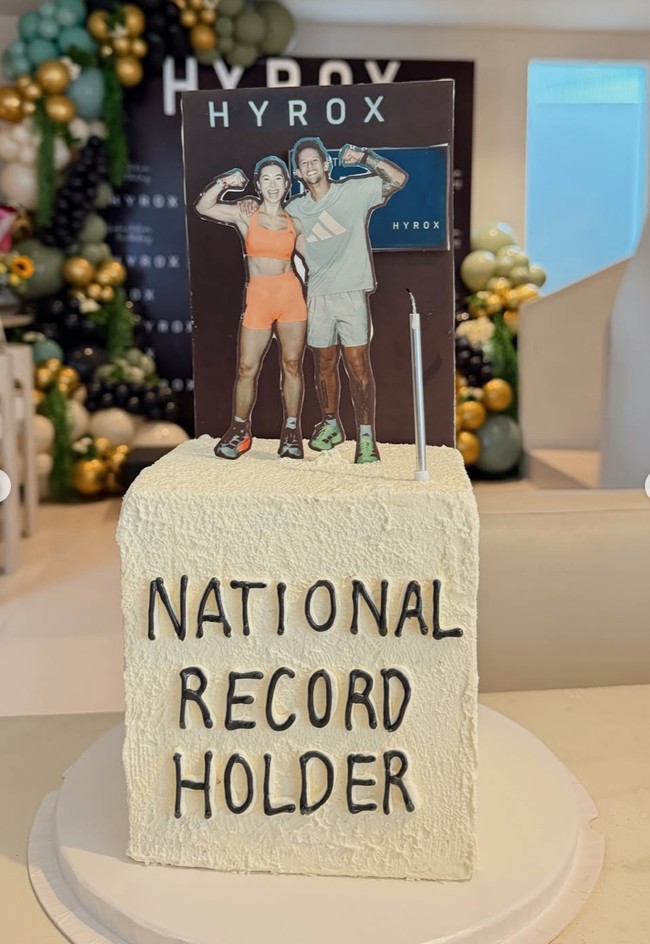 Belakangan Jennifer memang diketahui tengah menggemari olahraga Hyrox. Kue ulang tahunnya pun dibuat dengan tema Hyrox. Simpel, hanya ada tulisan National Record Holder dan foto Jennifer bersama suaminya, Irfan Bachdim yang mengenakan pakaian olahraga. Foto: Instagram/@jenniferbachdim
