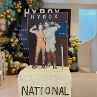 Belakangan Jennifer memang diketahui tengah menggemari olahraga Hyrox. Kue ulang tahunnya pun dibuat dengan tema Hyrox. Simpel, hanya ada tulisan National Record Holder dan foto Jennifer bersama suaminya, Irfan Bachdim yang mengenakan pakaian olahraga. Foto: Instagram/@jenniferbachdim