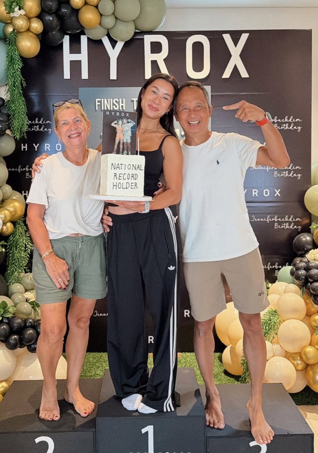Kedua orangtua Jennifer juga tampak hadir dan berpose bersama di depan backdrop yang sudah dibuat spesial dengan tema Hyrox. Best part. arrived on my birthday back home and felt extra loved, tulis Jennifer dalam unggahannya. Foto: Instagram/@jenniferbachdim