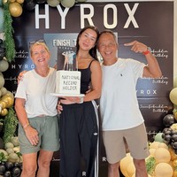 Kedua orangtua Jennifer juga tampak hadir dan berpose bersama di depan backdrop yang sudah dibuat spesial dengan tema Hyrox. Best part. arrived on my birthday back home and felt extra loved, tulis Jennifer dalam unggahannya. Foto: Instagram/@jenniferbachdim