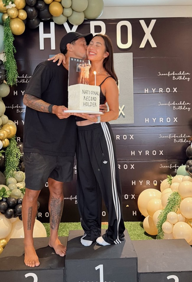 Tampak jelas bahwa kejutan ulang tahun untuk Jennifer itu memang sudah dipersiapkan dengan matang. Didominasi warna hitam, dekorasi kejutan juga dihiasi dengan balon warna kuning keemasan dan hijau. Foto: Instagram/@jenniferbachdim