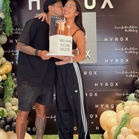 Tampak jelas bahwa kejutan ulang tahun untuk Jennifer itu memang sudah dipersiapkan dengan matang. Didominasi warna hitam, dekorasi kejutan juga dihiasi dengan balon warna kuning keemasan dan hijau. Foto: Instagram/@jenniferbachdim