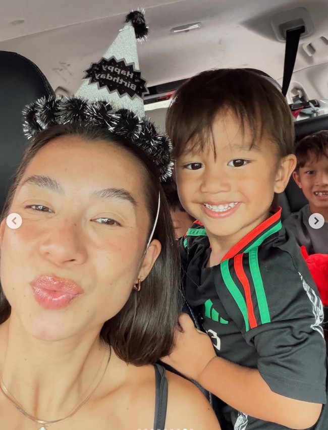 Jennifer juga membagikan momen saat ia dan anak-anaknya sudah berada di dalam mobil. Dengan wajah bahagia, Jennifer memamerkan ekspresi duck face sambil mengenakan topi ulang tahun. Foto: Instagram/@jenniferbachdim