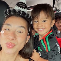 Jennifer juga membagikan momen saat ia dan anak-anaknya sudah berada di dalam mobil. Dengan wajah bahagia, Jennifer memamerkan ekspresi duck face sambil mengenakan topi ulang tahun. Foto: Instagram/@jenniferbachdim