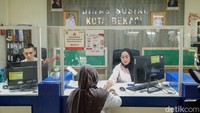 Petugas di dinas pelayanan publik tetap siaga melayani kebutuhan administrasi warga. 