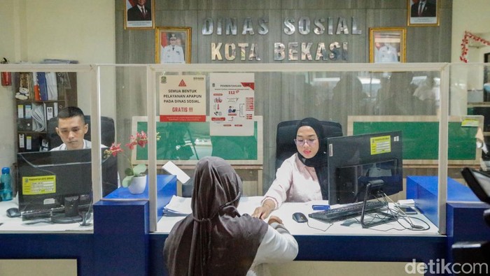 Sejumlah warga beraktivitas di Kantor Dinas Dukcapil Bekasi, Jumat (10/4/2026).