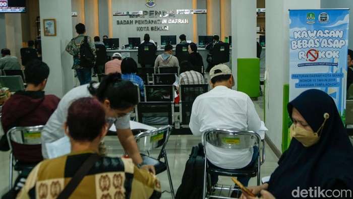 Sejumlah warga beraktivitas di Kantor Dinas Dukcapil Bekasi, Jumat (10/4/2026).