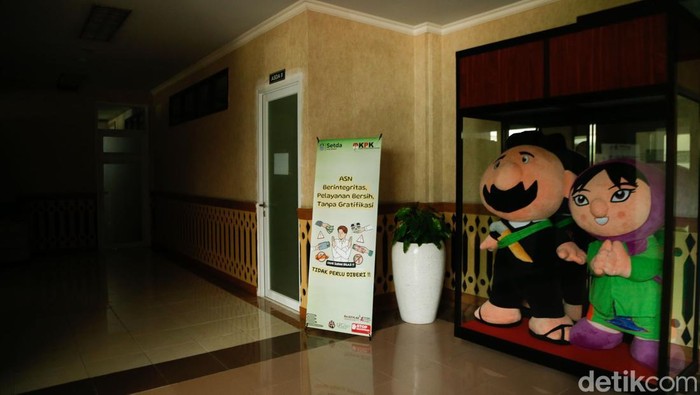 Sejumlah warga beraktivitas di Kantor Dinas Dukcapil Bekasi, Jumat (10/4/2026).