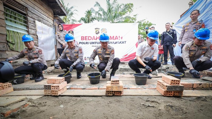 Kapolda Sumsel Irjen Sandi Nugroho melakukan peletakan batu pertama bedah rumah di Palembang
