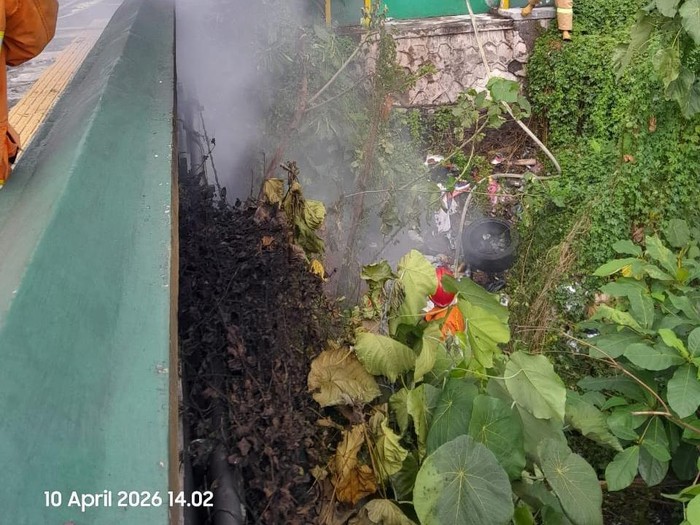 Personel Damkarmat Kota Jogja melakukan pemadaman sumber api di Jembatan Gondolayu, Jalan Jenderal Sudirman, Jetis, Kota Jogja, Jumat (10/4/2026).