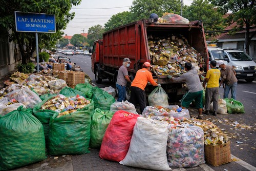 Kecamatan Kuta, Bali, mulai angkut sampah terpilah. (Chat GPT)