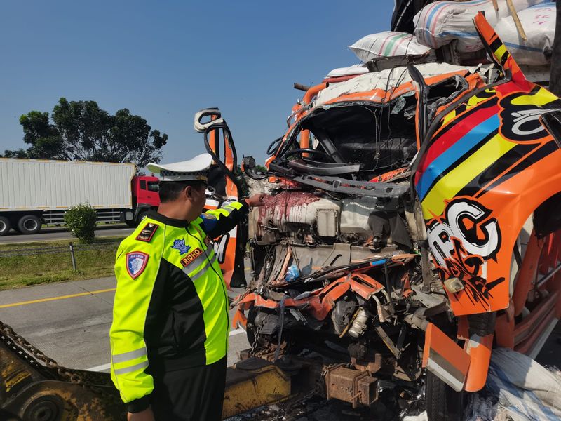 Kecelakaan 2 truk di Tol Jombang