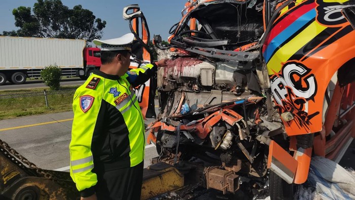 Kecelakaan 2 truk di Tol Jombang