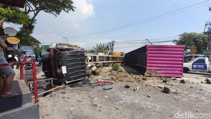 Kondisi truk terguling di Jalan Ngaliyan Raya, Ngaliyan, Kota Semarang.