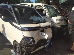 Kecelakaan di Pasar Minggu Jaksel, Mobil Listrik dan Mobil SPPG Ringsek