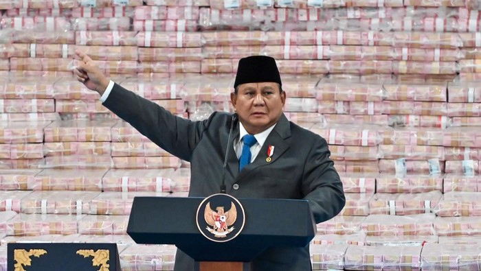 Presiden Prabowo Subianto menyampaikan pidato pada kegiatan Penyerahan Denda Administratif dan Penyelamatan Keuangan Negara serta Penguasaan Kembali Kawasan Hutan Tahap VI di Gedung Bundar Kejaksaan Agung di Jakarta, Jumat (10/4/2026). Kejaksaan Agun