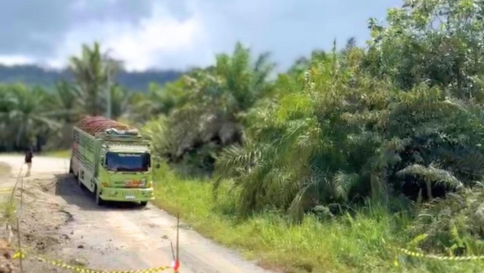 Kendaraan roda empat bermuatan besar melintasi jalan yang sempat ambles di Nunukan. (Dok BPJN Kaltara)